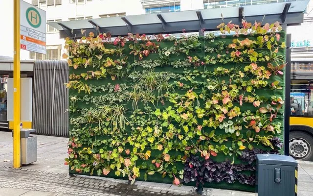 Eine mit Pflanzen bewachsene Bushaltestelle.